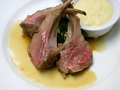 Lamb Chop, Porte-Raw D'agneau Coupé En Morceaux Décorer Et L'assaisonnement  Avec Des Herbes De Tomate Au Romarin Et La Fourchette De L'huile D'olive Et  Le Couteau Sur La Pierre Noire Banque D'Images